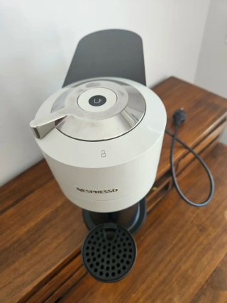 Cafetera Nespresso Krups negra/gris