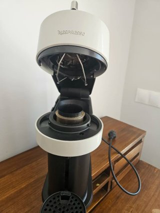 Cafetera Nespresso Krups negra/gris
