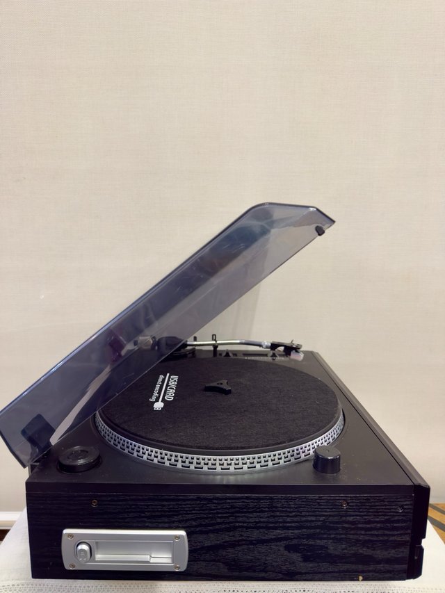 Tocadiscos Dual USB/CD/Radio con Grabación Digital