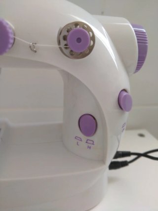 Máquina de coser portátil blanca y morada
