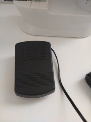 Máquina de coser portátil blanca y morada