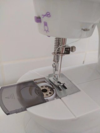 Máquina de coser portátil blanca y morada