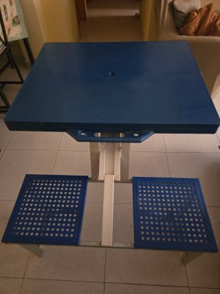 Mesa de camping plegable azul y blanca