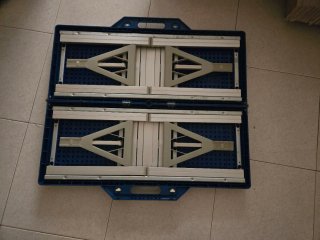Mesa de camping plegable azul y blanca