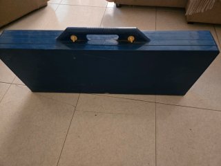 Mesa de camping plegable azul y blanca