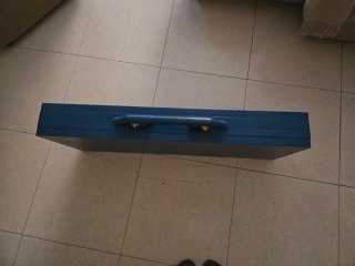 Mesa de camping plegable azul y blanca