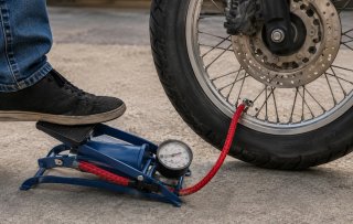 Bomba de pie para inflar con manómetro