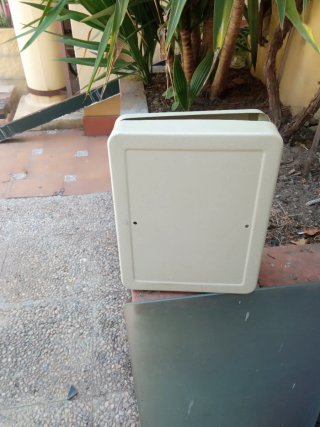 Caja metálica para llaves beige