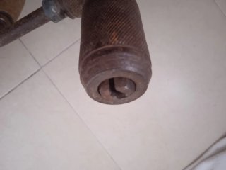Antiguo taladro berbiquí de madera y metal