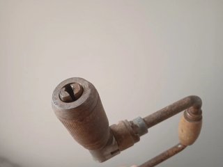 Antiguo taladro berbiquí de madera y metal