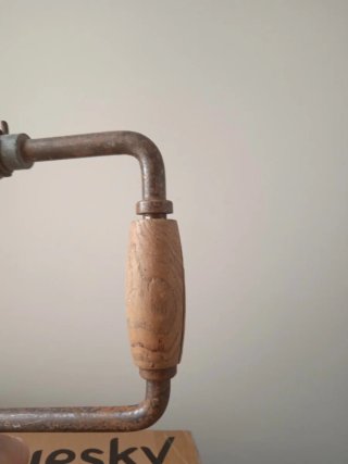 Antiguo taladro berbiquí de madera y metal