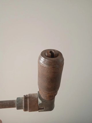 Antiguo taladro berbiquí de madera y metal