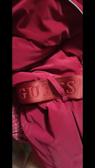 Cazadora Guess acolchada burdeos
