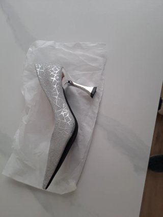 Zapato de tacón plateado brillante