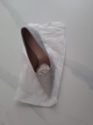 Zapato de tacón plateado brillante