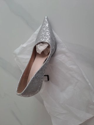 Zapato de tacón plateado brillante