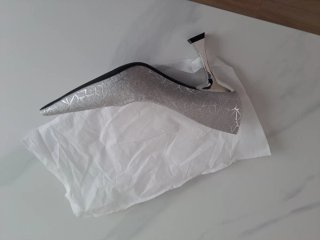 Zapato de tacón plateado brillante