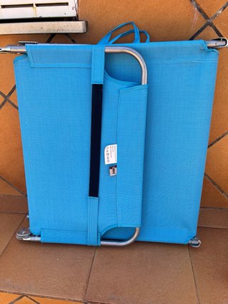 Tumbona plegable azul turquesa con  cojin y asas