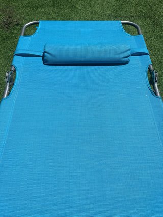 Tumbona plegable azul turquesa con  cojin y asas