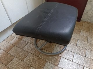 Butaca sillón piel negra con puf