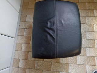 Butaca sillón piel negra con puf