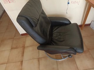 Butaca sillón piel negra con puf