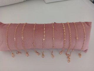 Pulseras doradas variadas