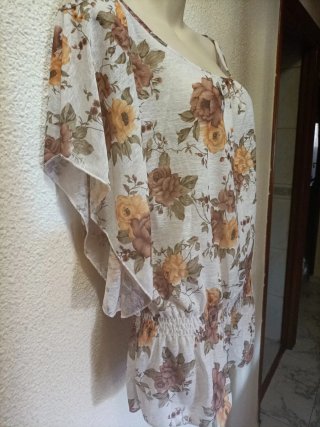 Blusa floral blanca manga corta