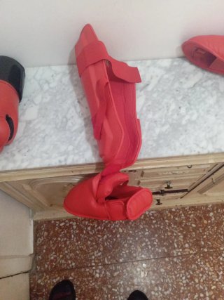 Conjunto Boxeo Guantes y Tibiales Rojos