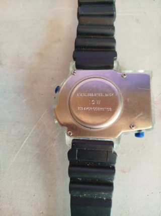 Reloj Digital Vintage con Linterna
