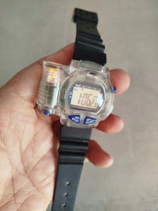 Reloj Digital Vintage con Linterna