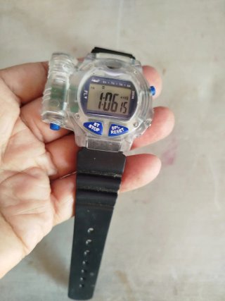 Reloj Digital Vintage con Linterna