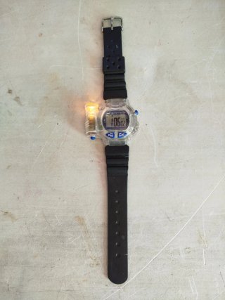 Reloj Digital Vintage con Linterna