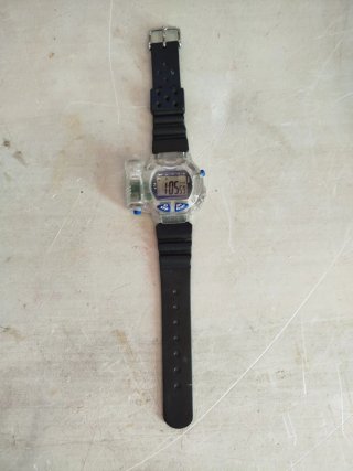 Reloj Digital Vintage con Linterna