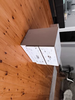 Mesita de noche de madera blanca