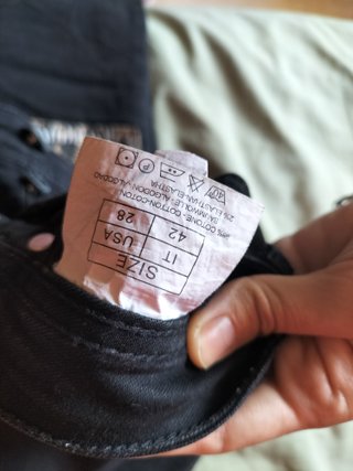 Pantalones negros alternativos con parches