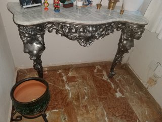 Consola de mármol con patas de figura