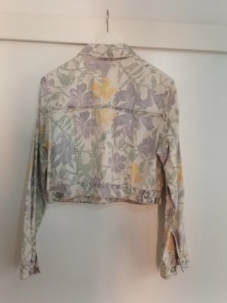 Chaqueta vaquera Pull&Bear flores Talla L