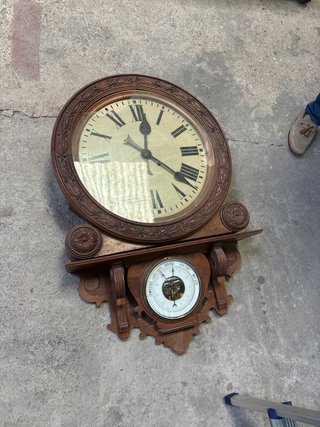 Reloj de pared antiguo con barómetro