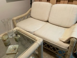 Sofá de mimbre y mesa de cristal