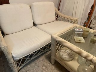Sofá de mimbre y mesa de cristal