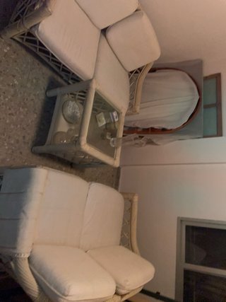 Sofá de mimbre y mesa de cristal