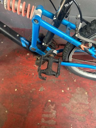 Bicicleta infantil negra y azul