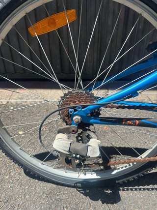 Bicicleta infantil negra y azul