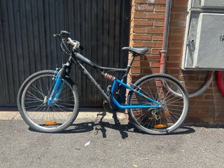 Bicicleta infantil negra y azul