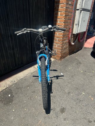 Bicicleta infantil negra y azul