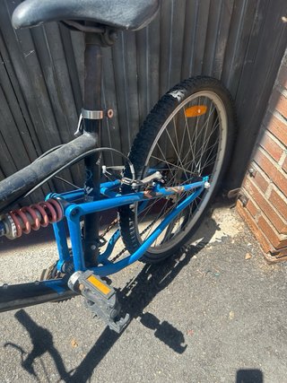 Bicicleta infantil negra y azul
