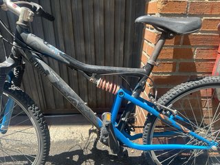 Bicicleta infantil negra y azul