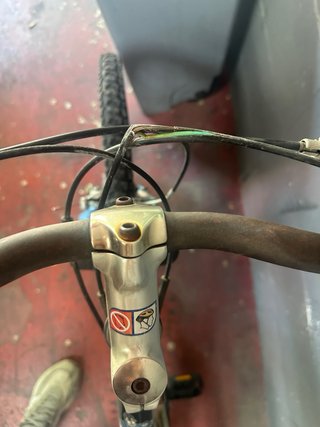 Bicicleta infantil negra y azul