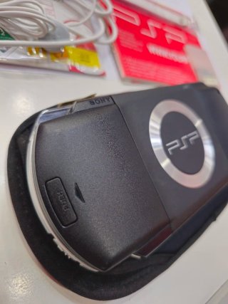 Consola Sony PSP Negra con Caja y Accesorios